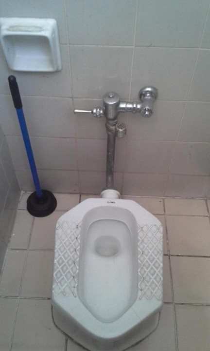 toaletă ghemuit în Thailanda