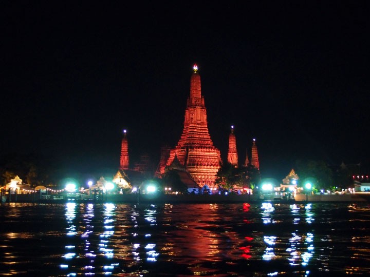 Wat Arun by night